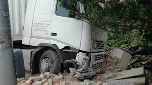 O femeie a fost rănită după ce i-a intrat un TIR în casă! 