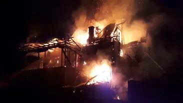 O vilă cu 16 camere din Argeș s-a făcut scrum în câteva ore. Proprietarul avea în casă și 25.000 de euro, bani strânși pentru o mașină