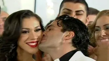 VIDEO Moment amuzant la oficializarea casatoriei lui Pepe si a Ralucai! El a pupat-o pe obraz, ea l-a sarutat si l-a umplut de ruj pe fata