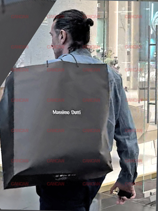 Bogdan Jianu o ajută pe soția sa Cătălina Ponor să schimbe un pulover în mall