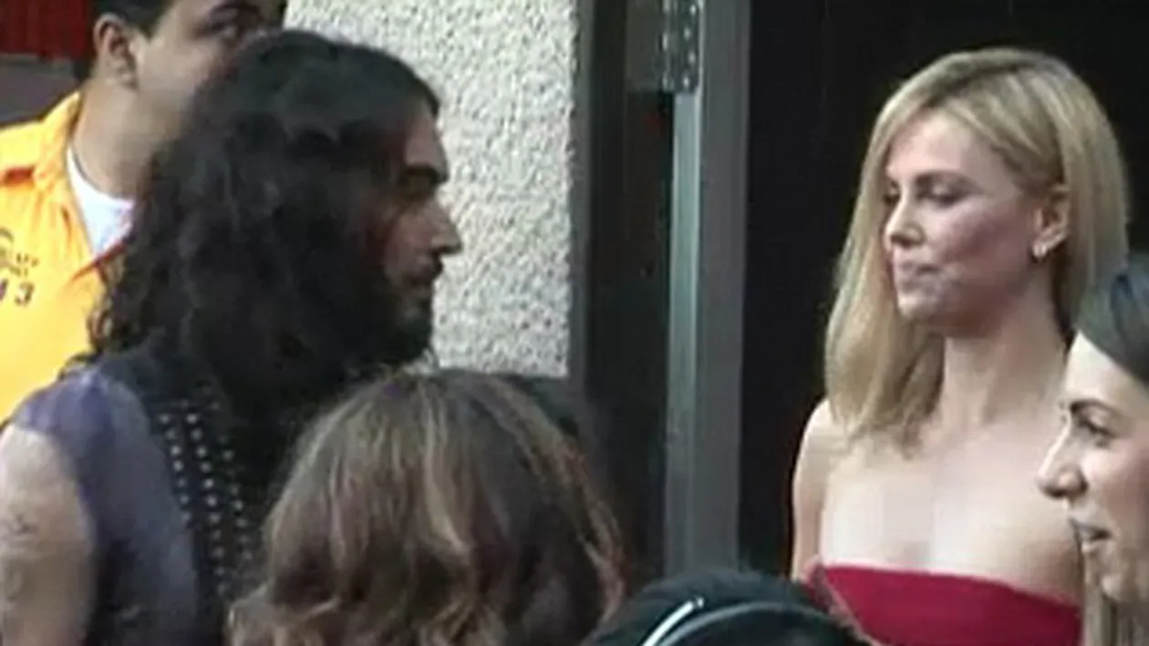 Fostul sot al lui Katy Perry a incercat s-o agate pe Charlize Theron. Vezi cum i-a raspuns actrita la avansuri