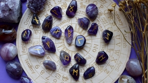 Horoscop rune azi, 26 iulie 2026. Vărsătorul are parte de o surpriză financiară din partea runei Jera, iar celelalte zodii culeg roadele din ultimele săptămâni