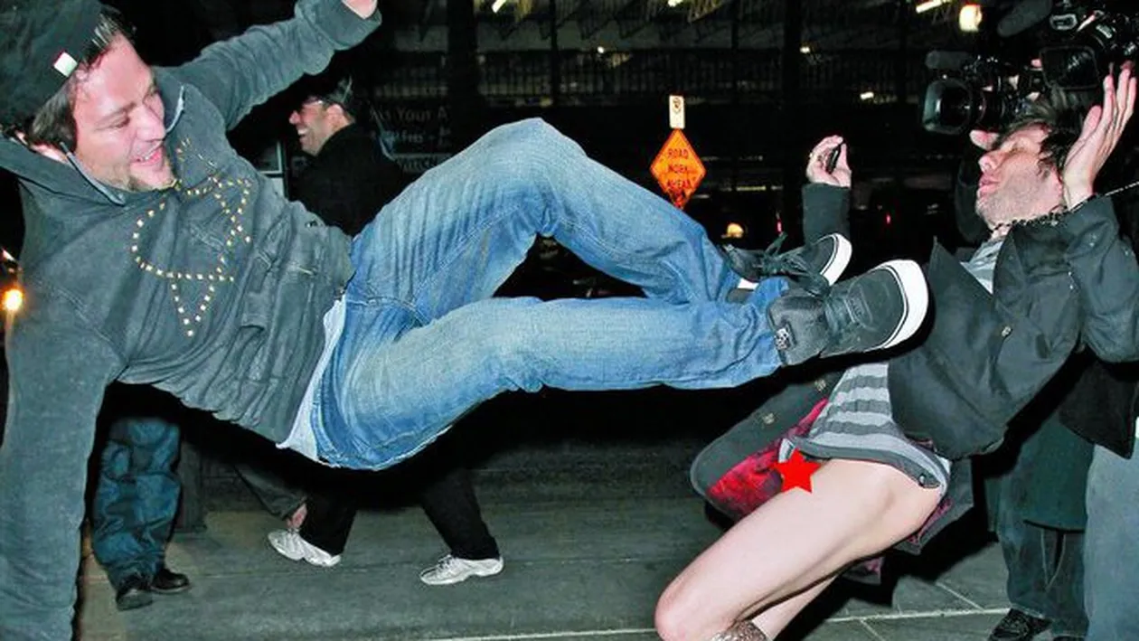 Uite cum s-au caftit in fata hotelului!