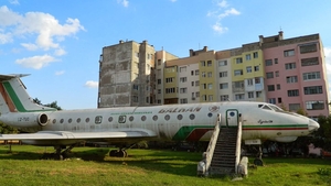 Adevărul din spatele acestor imagini! Au "parcat" avionul în spatele blocului!