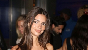 Emily Ratajkowski, surprinsă în timp ce se săruta cu DJ Orazio Rispo . L-a lăsat pe Brad Pitt pentru artist?