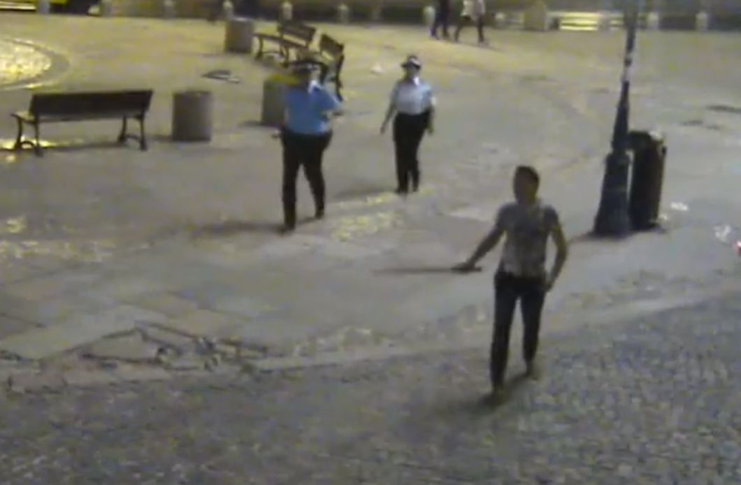 Un bărbat de 31 de ani care se plimba duminică seară cu o sabie prin Centrul Vechi al Capitalei a fost prins de polițiști