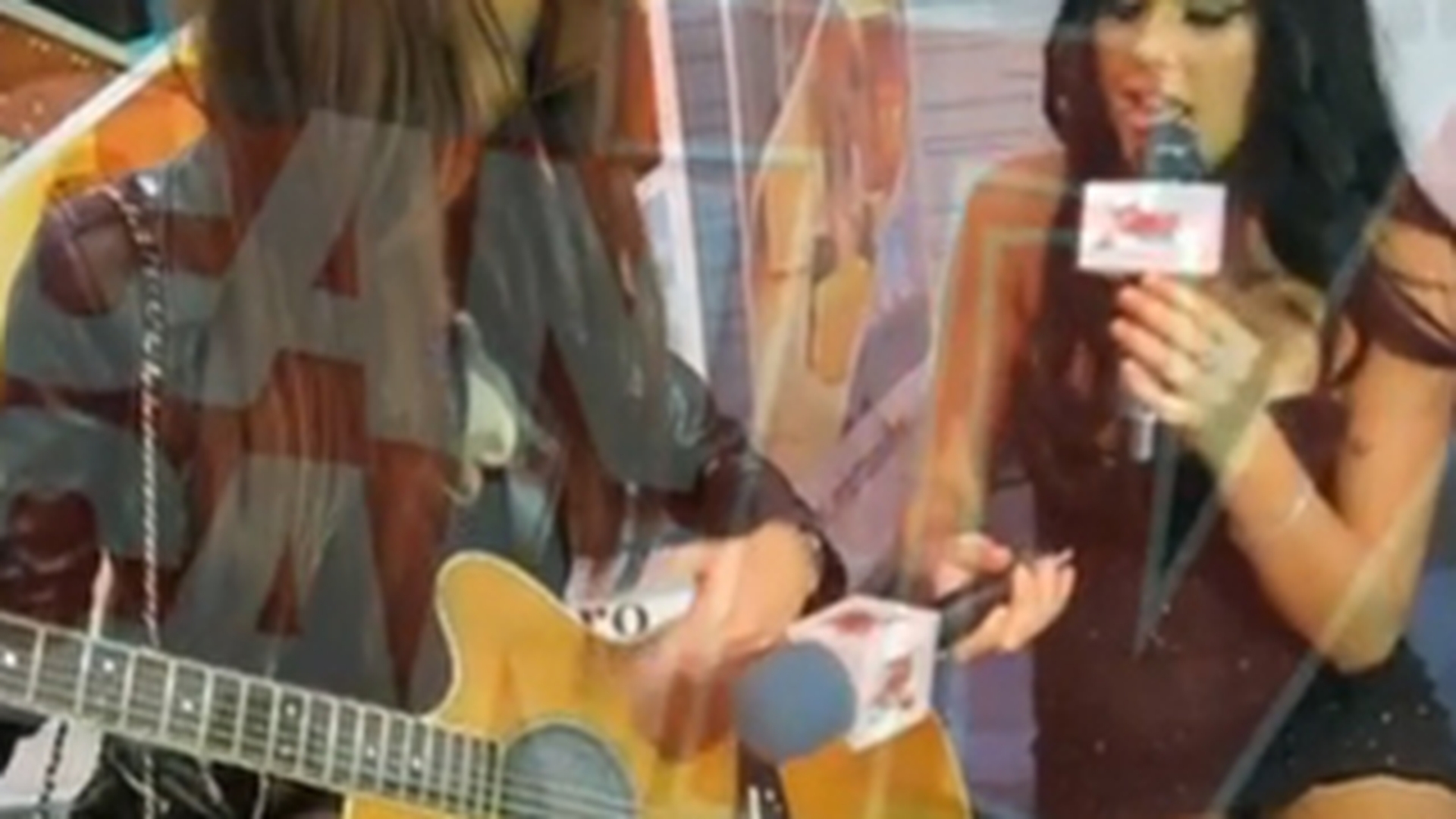 VIDEO Cum se distreaza Daniela Crudu si Bianca Dragusanu in culisele evenimentelor mondene? Una canta la chitara, alta mananca seminte!