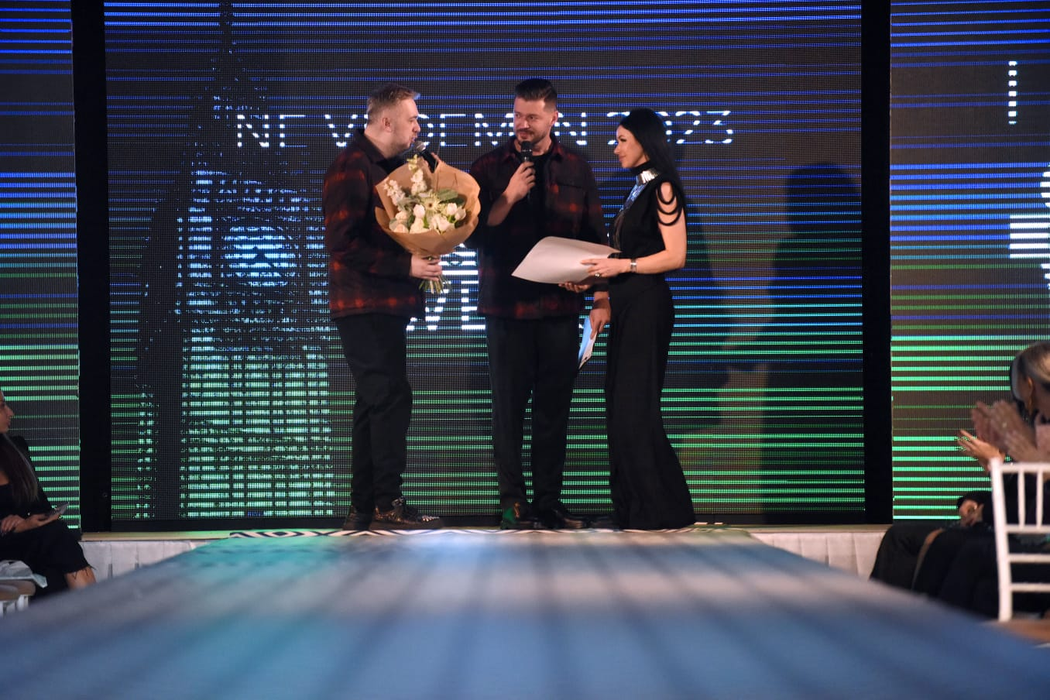 Victor Slav primește un buchet de flori de la Ștefan Farrell (Foto: Instagram)