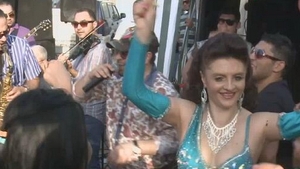 Parada plocoanelor la nunta tiganilor din Buzescu. Au dat aurul pe cristale, iar Florin Salam a facut show in a doua zi de Paste