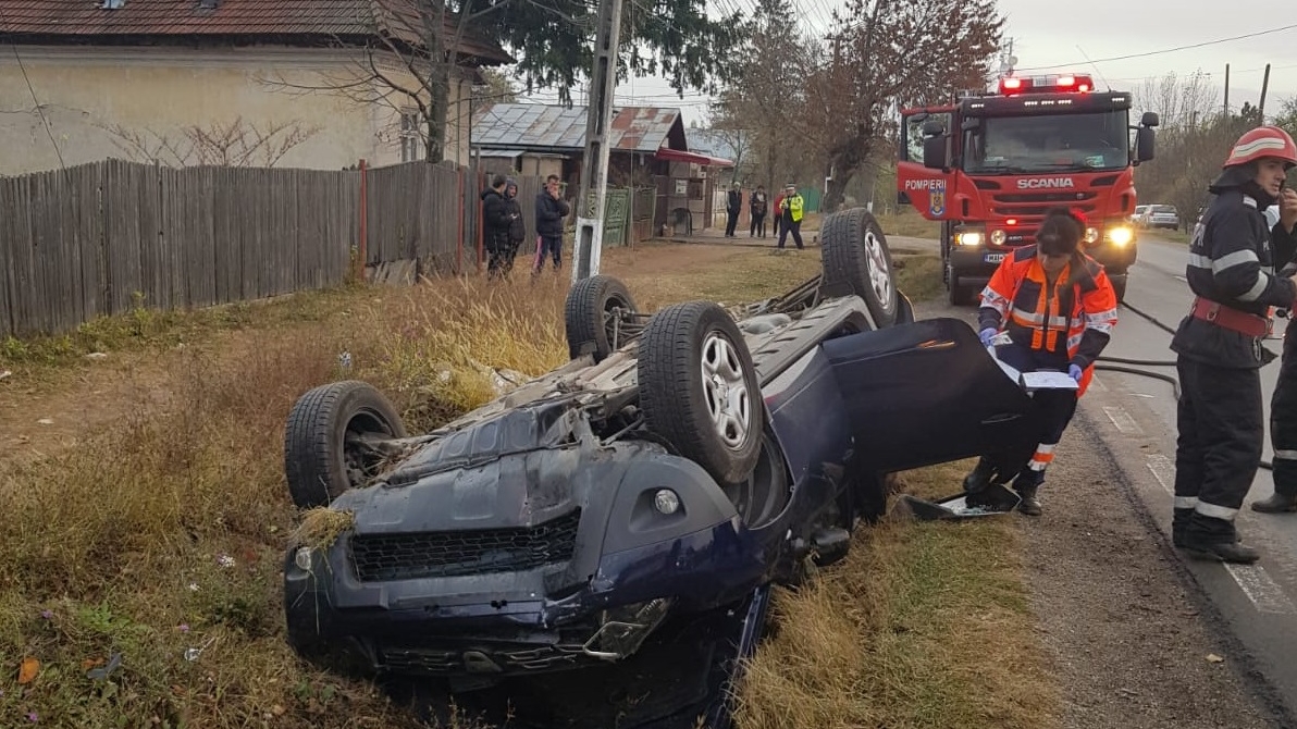 Politician implicat într-un accident spectaculos, în Dâmbovița. Mașina în care se afla s-a răsturnat în șanț