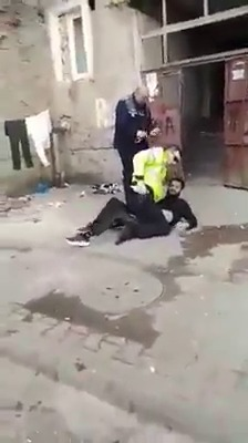 VIDEO. Poliția în acțiune, varianta Moinești! Cum a încercat un agent să imobilizeze un infractor