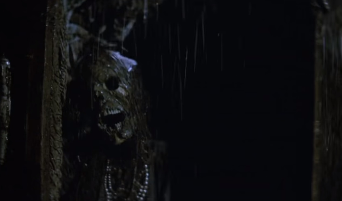 Scenă din filmul Poltergeist. Potrivit scenariului, cartierul în care locuiau protagoniștii fusese construit pe locul unui cimitir