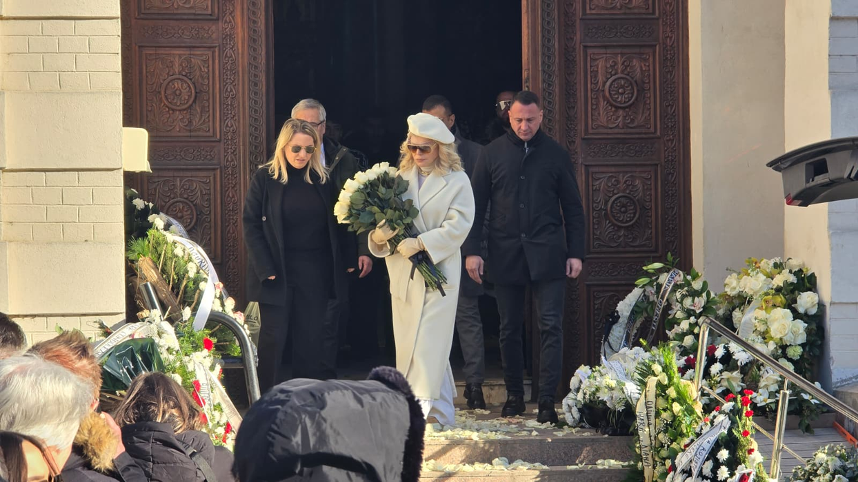 Motivul real pentru care Loredana Groza s-a îmbrăcat în alb la înmormântarea tatălui ei. Ce semnificație are ținuta atipică, de fapt