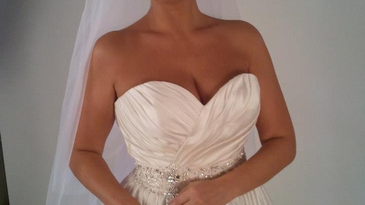 Soc pentru fanii ei! Gabriela Cristea, in rochie de mireasa la metrou, la piata si la mall!