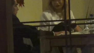 Doar el ar fi putut sa indrazneasca asta! La masa cu sotia si copilul, Petre Roman a avut ochi doar pentru o blonda voluptoasa!