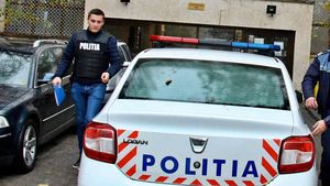 Polițistul din imagine, la un pas să fie linșat de mai mulți interlopi din Iași! Ce a făcut Romulus Simion pentru a scăpa