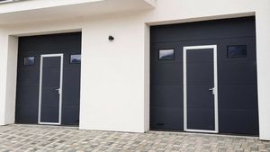 Cum să te lase vecinii în pace? Răspunsul: uși de garaj secționale, rezistente și practice!