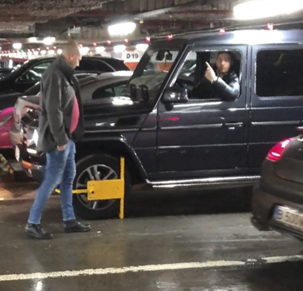 Mega-scandal în parcarea mall-ului între bodyguarzi și un șmecheraș cu Mercedes