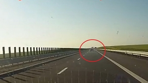 O masina a luat foc pe Autostrada A2! Operatiune de salvare facuta pe loc de alti soferi din trafic