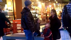 O familie la superoferta! “Stratanii” au iesit la cumparaturi in echipa completa, dar au plecat cu mana goala!