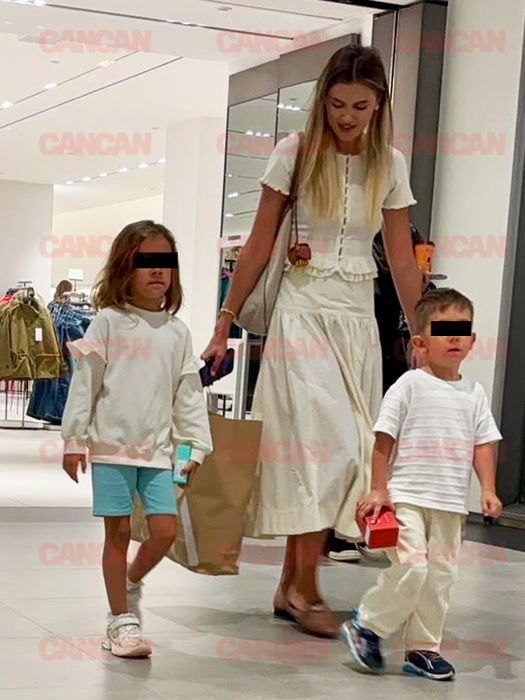 Emily Burghelea cu copiii la mall