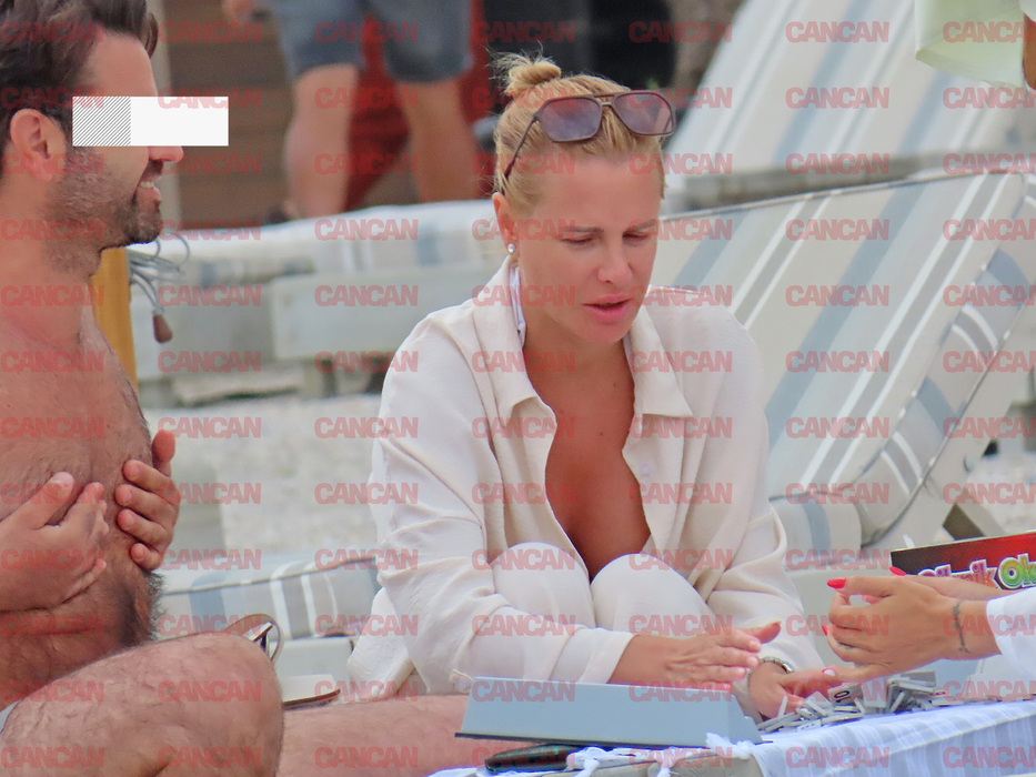 Milena Cotabiță cu prietenii pe plajă în Mamaia