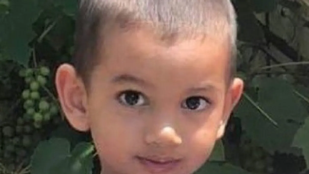 Un băiețel de trei ani din Pucioasa a fost dat în urmărire națională de către mama lui
