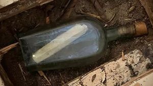 Bilețel ascuns într-o sticlă, găsit după 135 de ani. Ce mesaj secret conținea