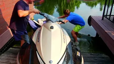 Tot vestiarul a ras de s-a prapadit cand l-a vazut pe Reghe in ipostaza asta! A cazut in lac in timp ce incerca sa se urce pe ski-jet