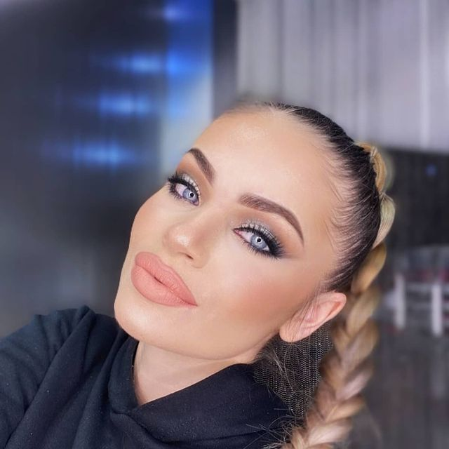 Petrova știe cum să își țină aproape miile de urmăritori (Foto: Instagram)