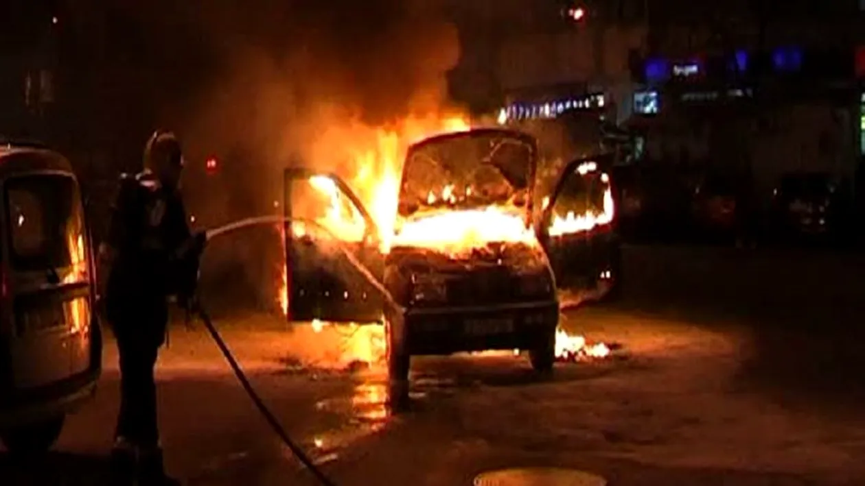 Alertă în Capitală, după ce un bărbat a incendiat o mașină. Oamenii legii susțin că a produs și alte pagube