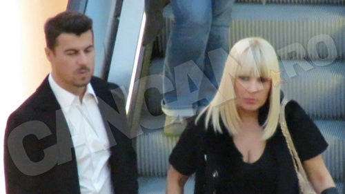 Relaţia cu sexy-manechinul îi prieşte fostei consiliere de la Cotroceni. Elena Udrea, mulată şi decoltată toată la shopping de Crăciun!
