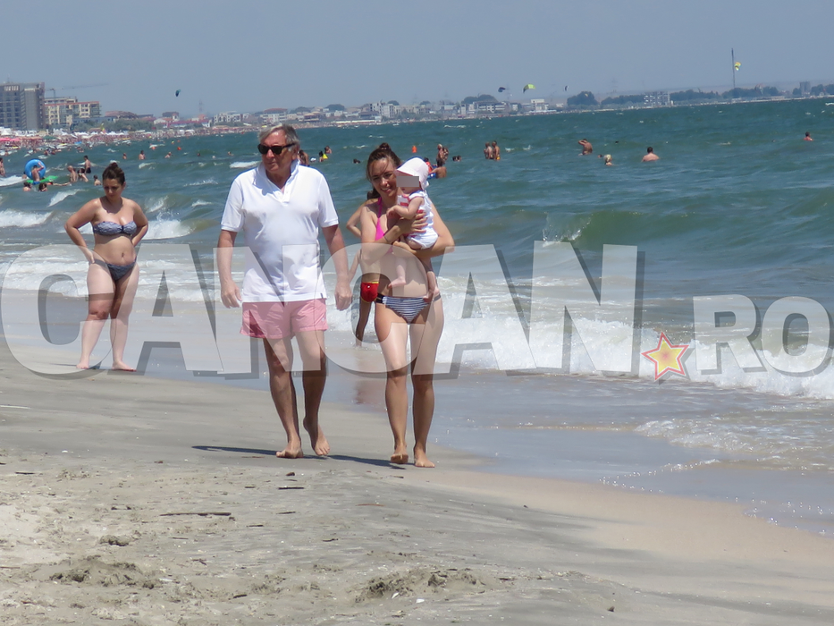 L-am filmat pe malul mării, cu fetiţa de 1 an! Regele cartonului e super-dad la 72 de ani!