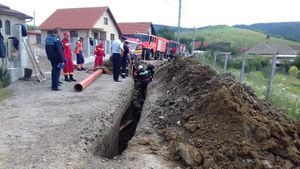 Un muncitor care lucra la o nouă reţea de canalizare a murit îngropat după ce malul şanţului în care se afla s-a prăbuşit