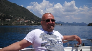 EXCLUSIV! El este milionarul care a cheltuit deja o avere ca s-o salveze pe DENISA MANELISTA! "Naşul" are mega-afaceri pe piaţa imobiliară şi...