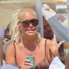 Vica Blochina s-a dus cu tot „arsenalul” la Mamaia! Amănuntul aparent banal care a atras imediat atenția pe plajă