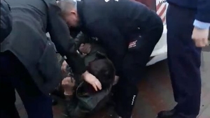 Traversare nepermisă în Piatra Neamț! Un bărbat a fost pus la pământ și încătușat după ce a trecut strada neregulamentar