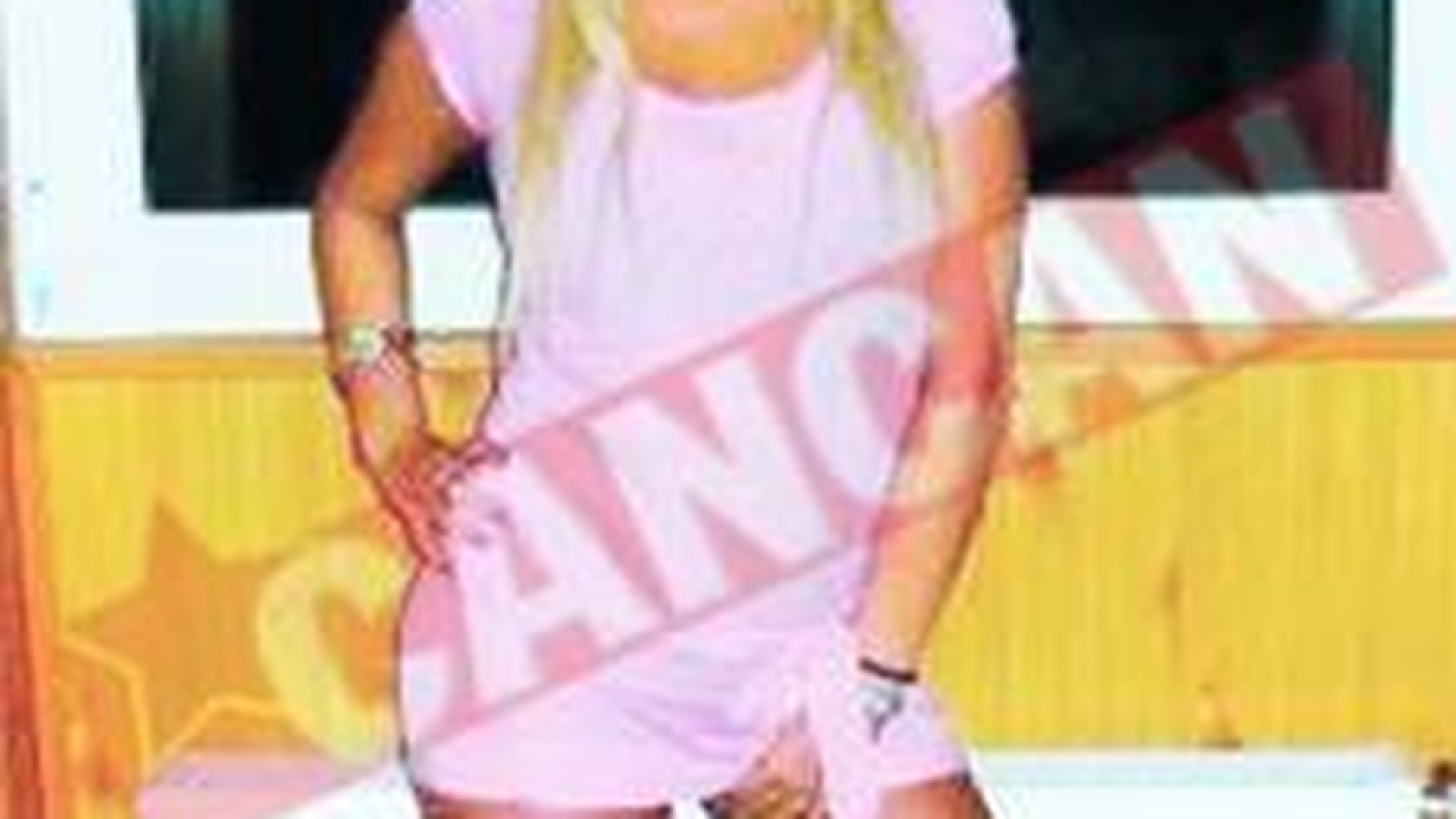 Blonda de la morga a ajuns la cutit