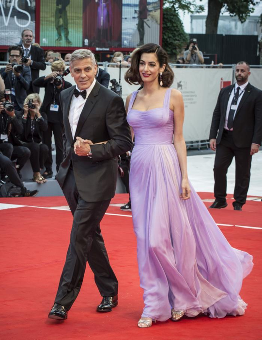 Prima apariţie pe covorul roşu a cuplului George şi Amal Clooney după ce au devenit părinţi! Cum arată soţia actorului după ce a născut gemeni!