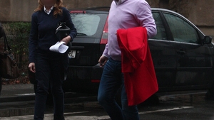 VIDEO EXCLUSIV. A redeschis războiul cu soţia, iar acum… Fostul antrenor al lui Gigi Becali, filmat cu milionara pentru care ar fi divorţat!