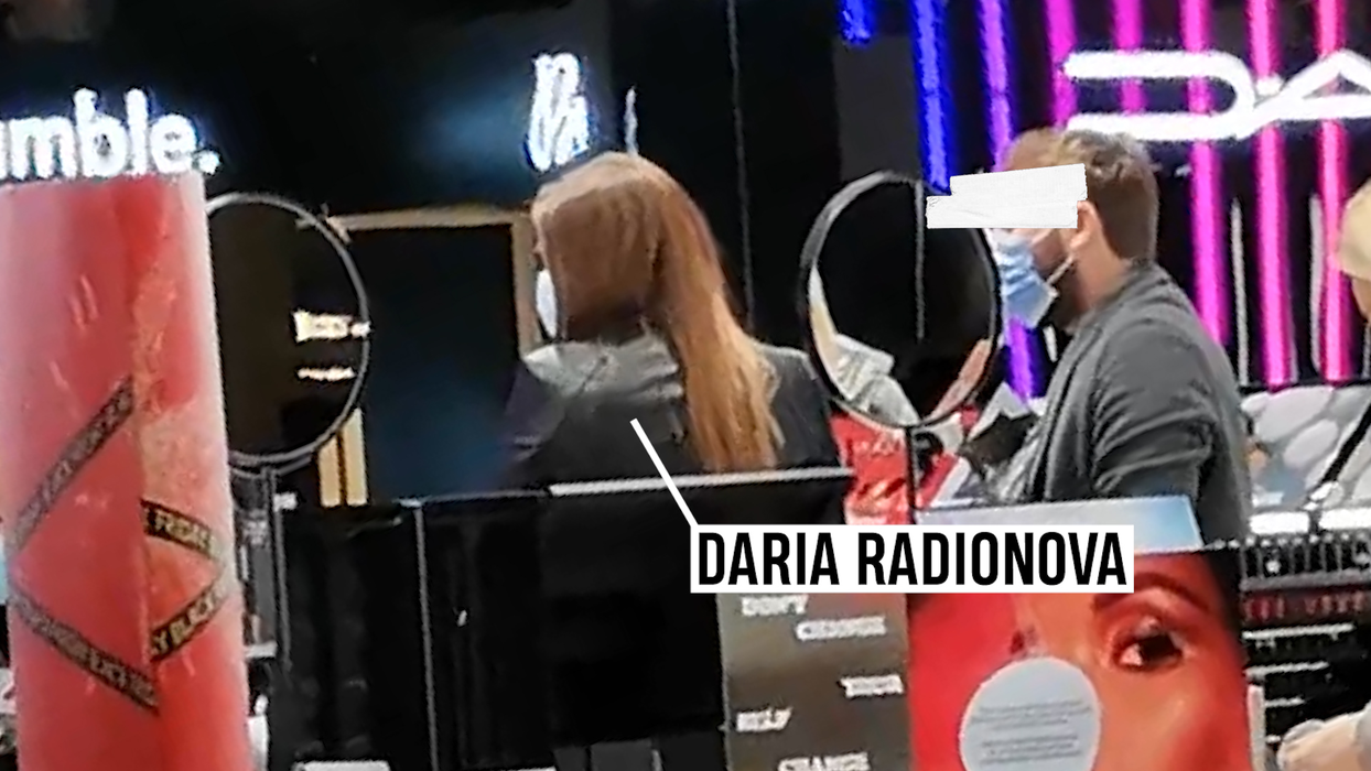 Daria Radionova a descins într-un magazin de cosmetice