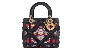 Geanta Lady Dior, reinterpretată de un artist român cu motive din folclorul autohton, va fi scoasă la licitație!