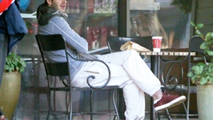 David Beckham, singur si "sub acoperire" la cafea