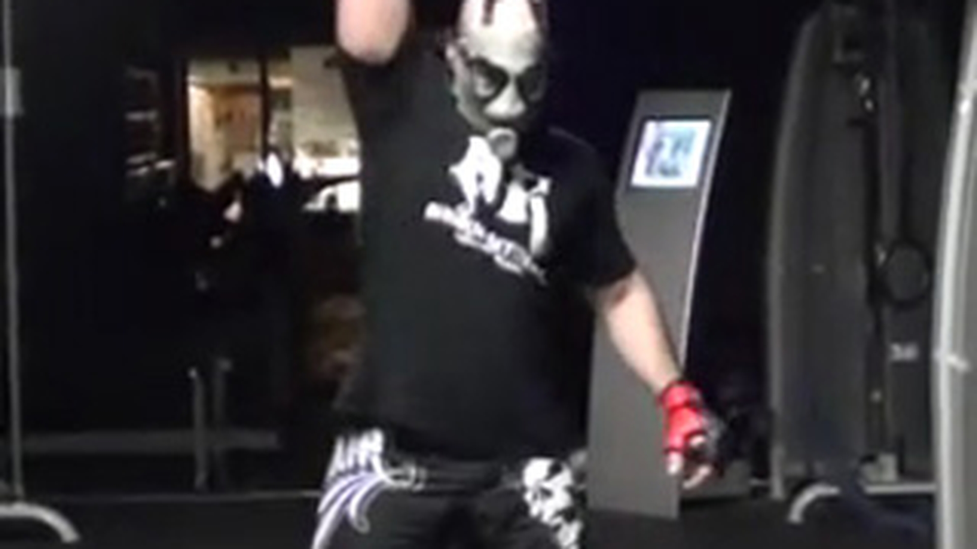 Te crezi puternic ca tragi de fiare?! Uite cum arata zece minute de antrenament pentru un animal din MMA - Cu masca de gaze pe fata, cu lanturi si bile de fier - Garantat nu rezisti