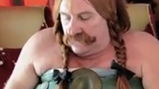 Depardieu face haz de necaz! A parodiat momentul jenant cand a urinat pe culoarul unui avion! Vezi aici cum rade actorul de gafa lui!