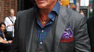 VIDEO Mickey Rourke a jucat ping pong cu gardienii dintr-o inchisoare ruseasca!