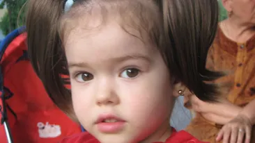 Cea mai inteligenta fetita din Romania, dedicatie speciala pentru toate mamicile! Uite ce cantecel a invatat pentru 8 Martie!