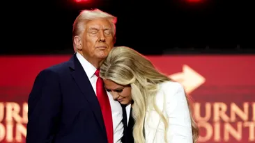 Momentul înduioșător în care Donald Trump o îmbrățișează pe văduva lui Charlie Kirk. Erika nu vrea ca asasinul să fie ucis