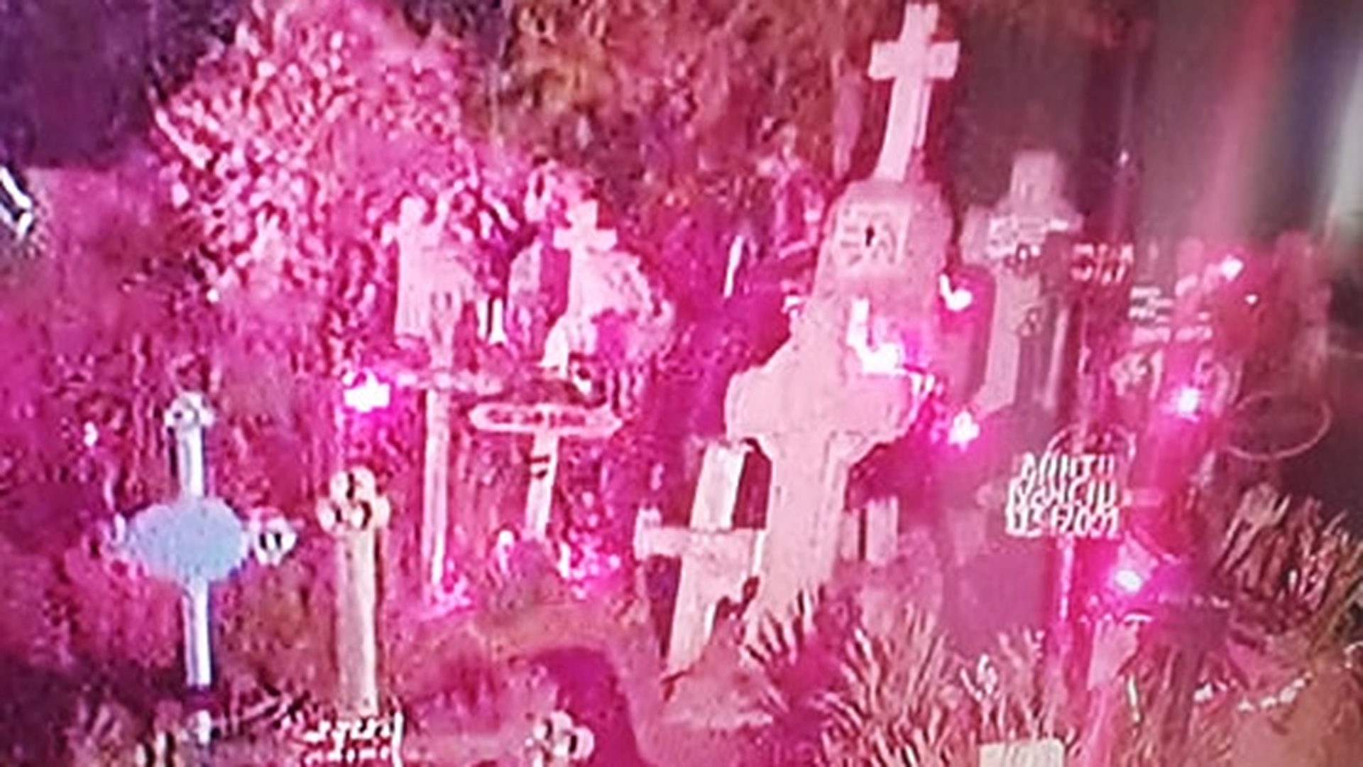 Un preot din Galați a pus, noaptea, candele la toate crucile din cimitir și le-a aprins