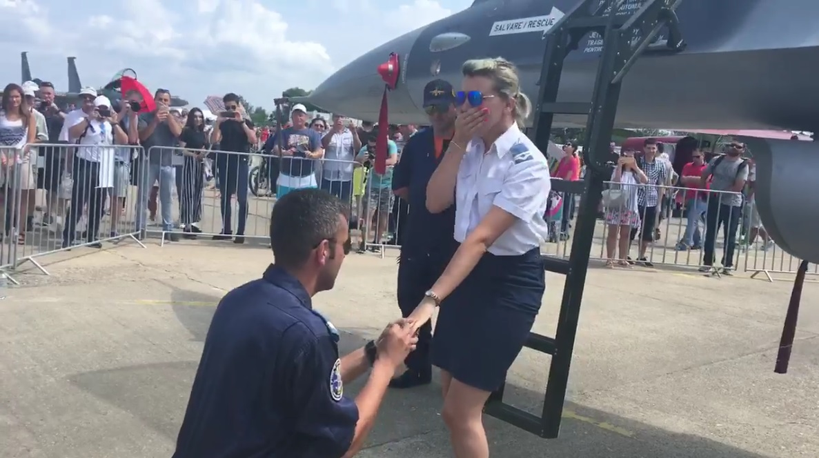Lacrimi și emoții la BIAS 2018! Un angajat al Forțelor Aeriene Române a îngenuncheat și a cerut-o de soție pe iubita lui
